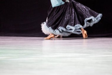 Turnuvada standart program için kıdemsiz dans kıyafeti giyen kız.
