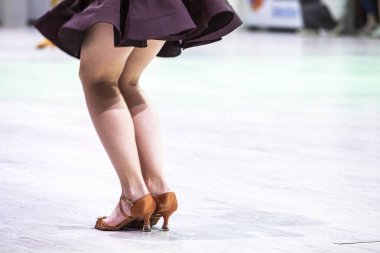 Ön eleme turundan önce Latin Amerika elbisesi giymiş genç bir kız. Yılın renginde. Salon dansı.