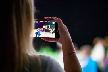 Akıllı telefondan ateş etmek Latin Amerikalı çift çocuk dansı