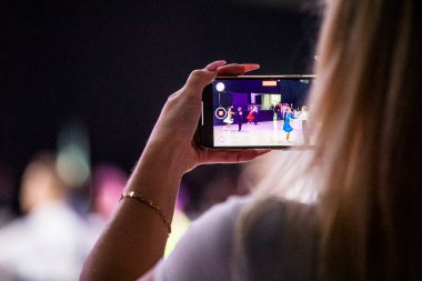 Akıllı telefondan ateş etmek Latin Amerikalı çift çocuk dansı