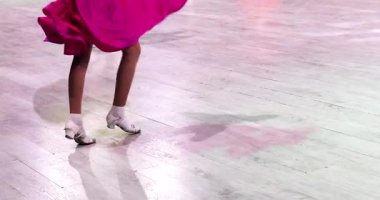 Genç kız bir Latin Amerika programı için Sambo dansı hareketini eğitiyor. Salon dansı.