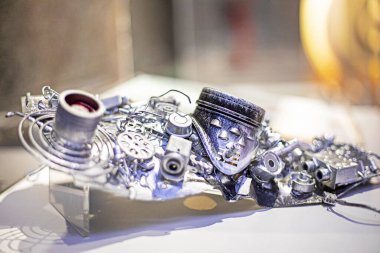 Sanatçılar için oyulmuş antika tek gözlük. Antikalar