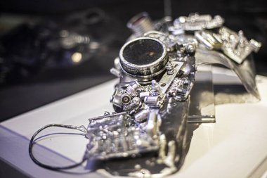 Sanatçılar için oyulmuş antika tek gözlük. Antikalar