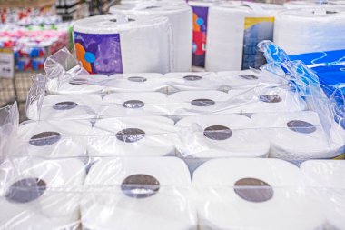 Süpermarkette paketlenmiş toz tuvalet kağıdı ruloları