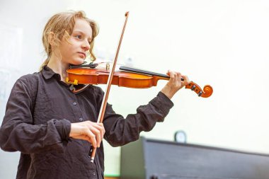 Bir müzisyenle çalmadan önce kemanlı mutlu bir kız.