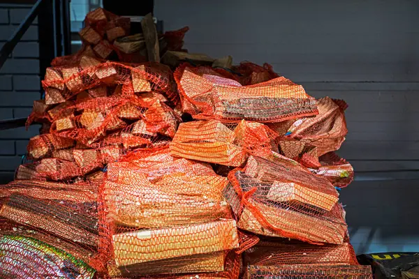 Süpermarkette barbekü ve şömine için önceden paketlenmiş odun.