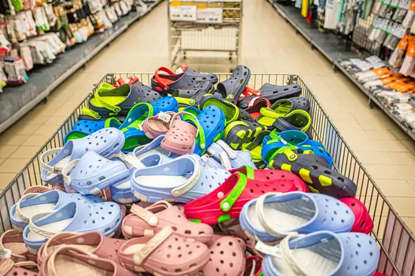 Süpermarketteki bir konteynırda çok renkli lastik timsahlar
