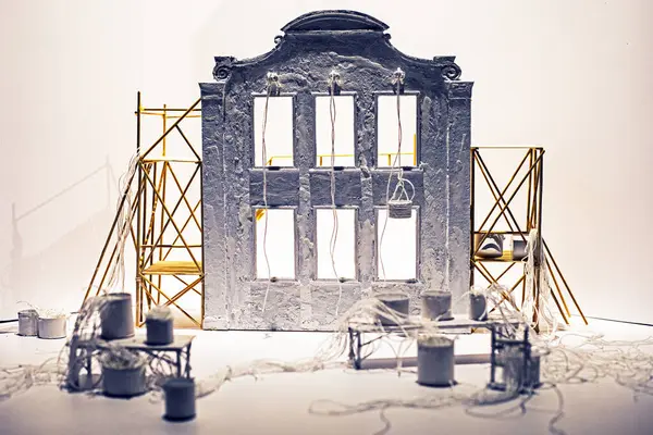 Bir duvar inşa etme sürecinin teatral üretimi. Emlak ve finans