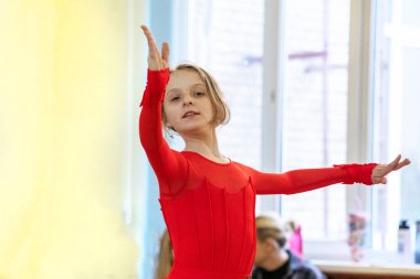 Kız, salon dansında standart bir program yapıyor.
