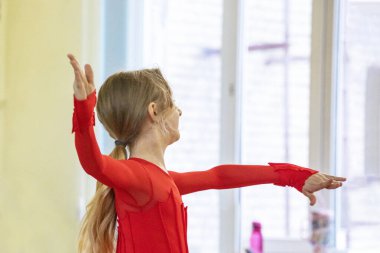 Kız, salon dansında standart bir program yapıyor.
