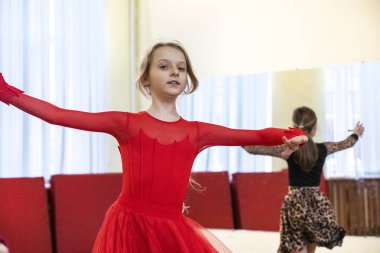 Kız, salon dansında standart bir program yapıyor.