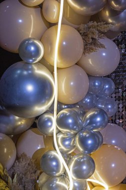 Fotoğraf bölgesi için şişirilebilir balonları olan parlak, yanardöner arka plan