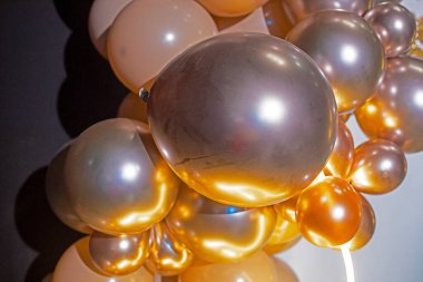 Fotoğraf bölgesi için şişirilebilir balonlarla şenlikli yanardöner arka plan