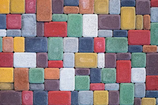 İç ve dış mekanlar için farklı biçimlerde çok renkli kiremitler