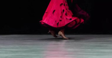 Üçüncü sınıftaki kızlar bir turnuvada balo salonunda dans ediyorlar..