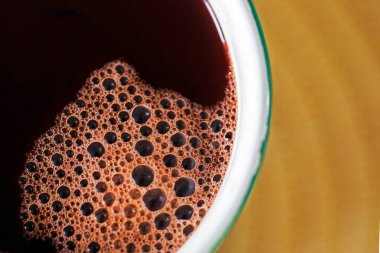 Köpüklü bir fincan sıcak çikolata. Günaydın.