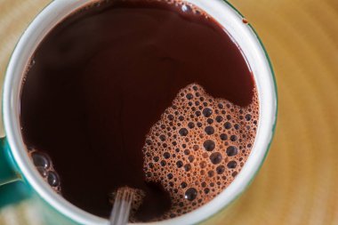 Köpüklü bir fincan sıcak çikolata. Günaydın.