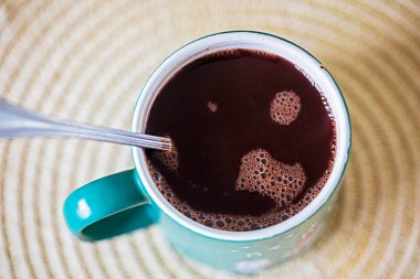 Köpüklü bir fincan sıcak çikolata. Kahve yerine canlandırıcı bir içecek. Günaydın.