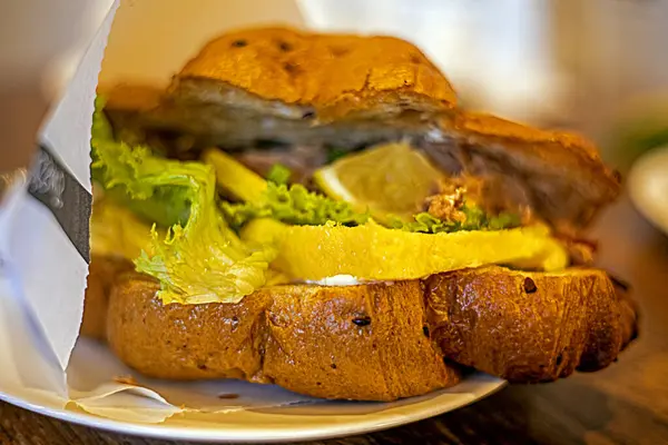 Limonlu, ton balıklı ve salatalı tahıllı kruvasan. Atıştırmalık