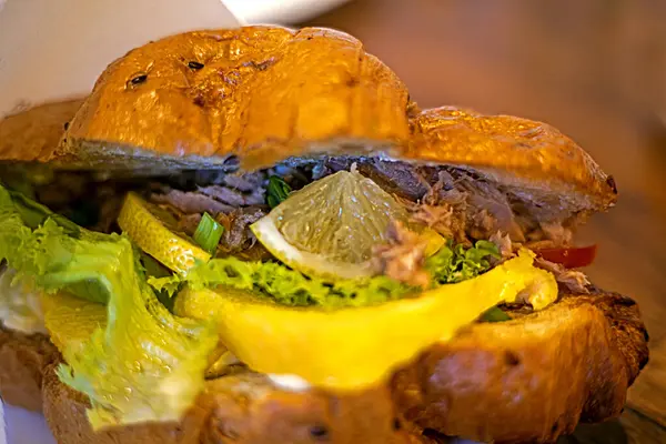 Limonlu, ton balıklı ve salatalı tahıllı kruvasan. Atıştırmalık