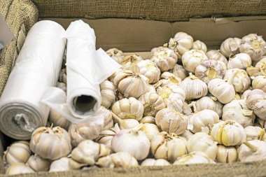 Süpermarketteki ürünler için eko poşetli çiftlik sarımsağı.