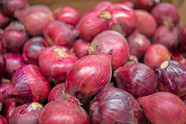 Markette bir konteynırda taze kırmızı soğan başları