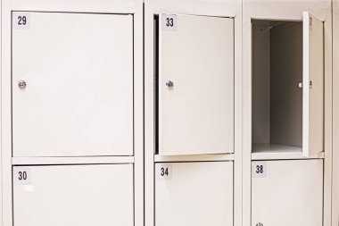 Süpermarketin girişinde depolamak için anahtarlar olan şık gri dolaplar.