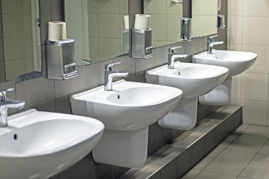 Alışveriş merkezindeki umumi tuvalette el ve yüz yıkama leğenleri.