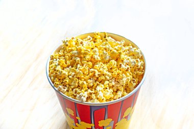 Sinemada film izlemeden önce peynirli patlamış mısır. Yukardan Aile Günü