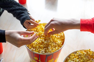 Sinemada film izlemeden önce aileyle patlamış mısır yemek. Aile günü bitti.