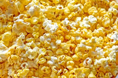 Sinemada film izlemeden önce peynirli patlamış mısır. Yukardan Aile Günü