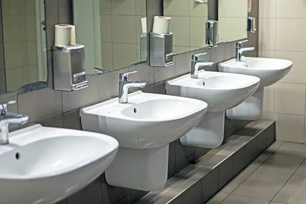 Alışveriş merkezindeki umumi tuvalette el ve yüz yıkama leğenleri.
