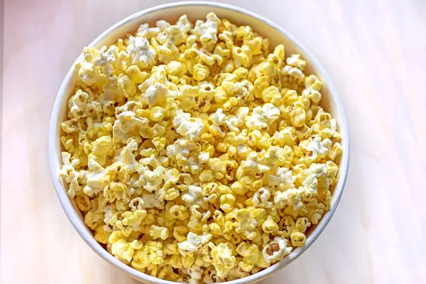 Sinemada film izlemeden önce peynirli patlamış mısır. Yukardan Aile Günü