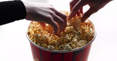 Sinemada film izlemeden önce bütün aileyle patlamış mısır yemek. Yukardan Aile Günü