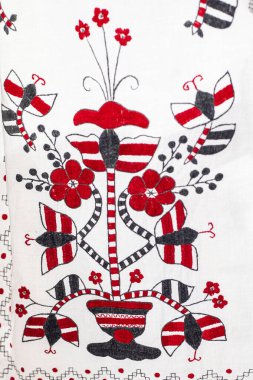 Kumaşa el işlemesi çiçek deseni