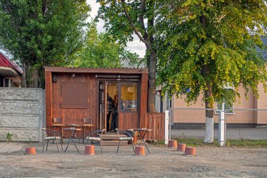 Yolun yakınındaki küçük kafe büfesi.