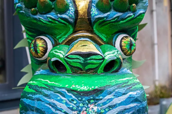 Yakın plan yeşil ejderha heykeli. Çin gelenekleri. Feng shui ve baji