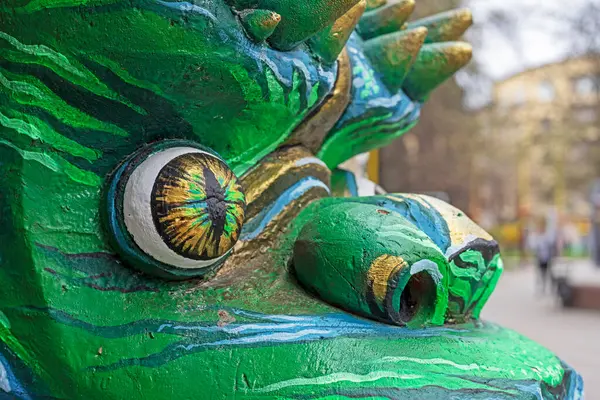 Yakın plan yeşil ejderha heykeli. Çin gelenekleri. Feng shui ve baji