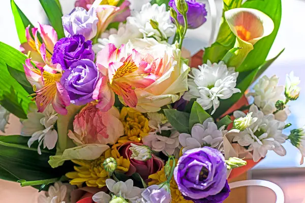 Sepetinde güller olan kasımpatılarla güzel bir yakın çekim.