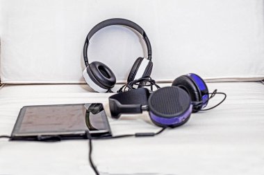 Yumuşak koltukta tabletli kulaklıklar. Modern geliştirme teknolojileri ve yeni bilgi öğretme. Okula geri dön.