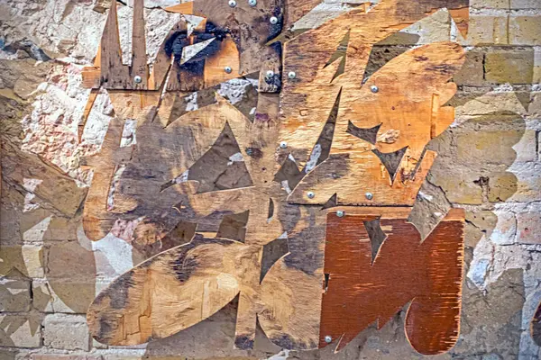 Modern bir iç mekanda tuğla işçiliği olan soyut stil metal şekiller.