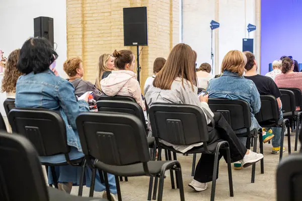 bir bilim konferansında öğrenci ve araştırmacı kitlesi, halk konuşmaları