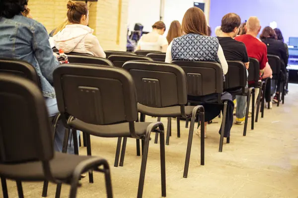 Birkaç nesil halka açık bir konferansta, konferansta, konuşmada