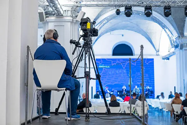 Kameraman, öğrencilerin ve araştırmacıların canlı yayınını bir bilim konferansında, halka açık konuşmalarda yapıyor.