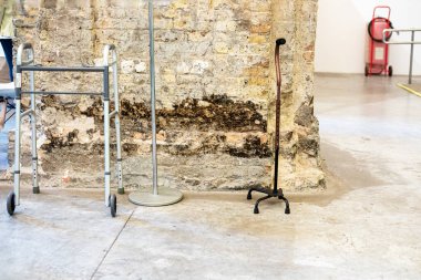 Festivalin girişinde hareket kabiliyeti kısıtlı kişiler için seferberlik olanakları ve sergi özgünlüğü