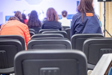 Öğrenciler bilimsel bir konferansta dinliyorlar. Bilim ve eğitim