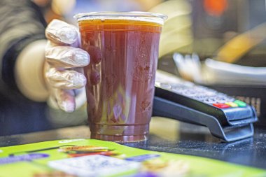 Tek kullanımlık plastik bardakta geri dönüşümlü, soğutulmuş bira ya da eldivenli kvass satılır. sokak yemekleri