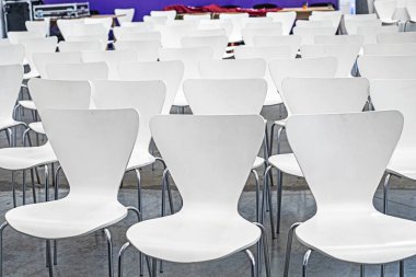 Konferans salonundaki gösteriden önce boş beyaz sandalyeler. eğitim ve geliştirme