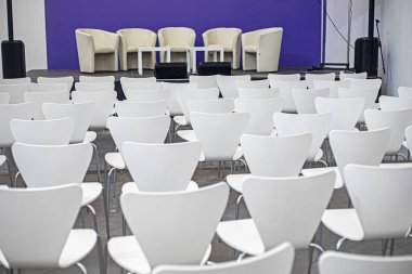 Konferans salonundaki gösteriden önce boş beyaz sandalyeler. eğitim ve geliştirme