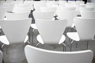 Konferans salonundaki gösteriden önce boş beyaz sandalyeler. eğitim ve geliştirme